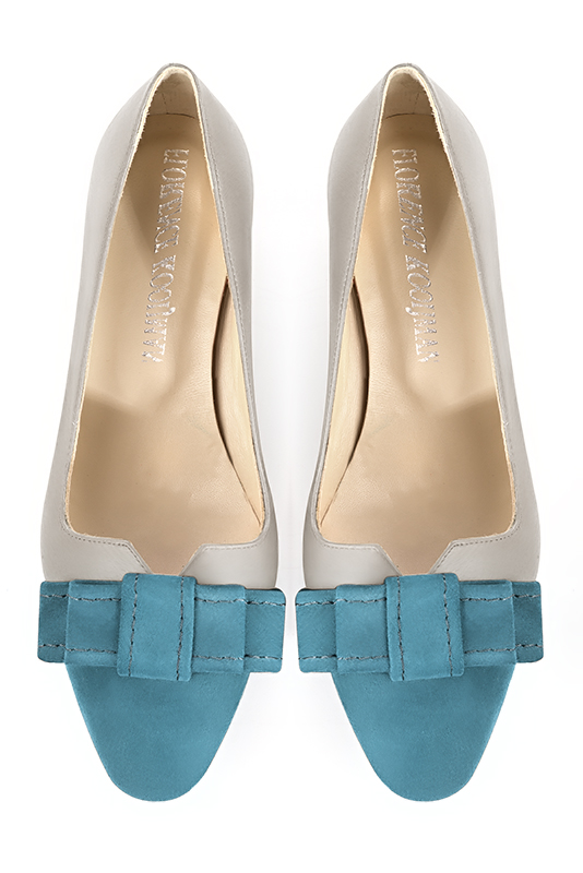 Peacock blue and pearl grey women's dress pumps, with a knot on the front. Round toe. Low block heels. Top view - Florence KOOIJMAN